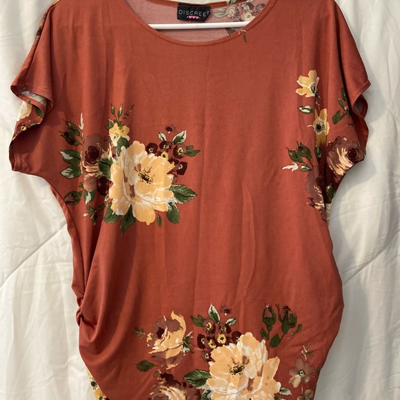 Floral Top With Gathered Sides - Picture 3 of 3